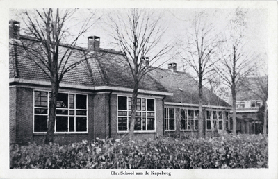 13612 Gezicht op de voorgevel van de Christelijke lagere school (Kapelweg) te Maarn.N.B. De gemeente Maarn is per 1 ...